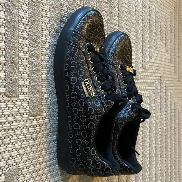 Men’s Guess Shoes - Picture 2 of 3